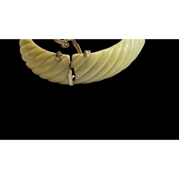 TRIFARI CANARY YELLOW ENAMEL HINGED BANGLE BRACELET 1960s Vintage 7" EUC RARE - Picture 16 of 16